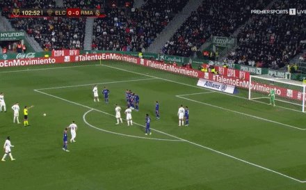 1642714931248030907.gif 乐鱼体育-【国王杯】伊斯科阿扎尔破门 皇马加时2比1胜埃尔切