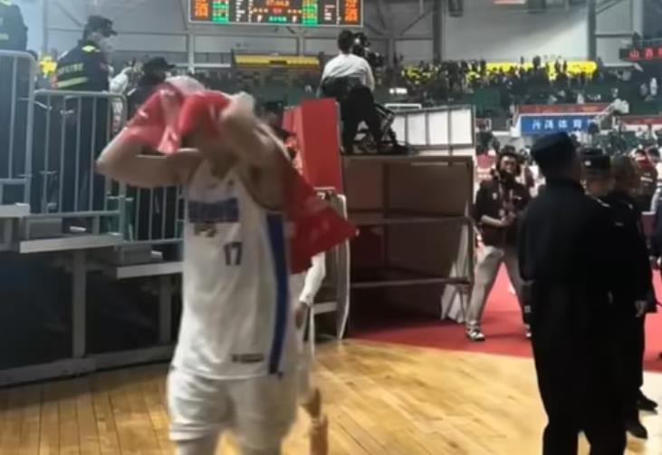 乐鱼电竞-山西队主场太荒唐！首钢队客场赢球，陈盈骏被吐口水