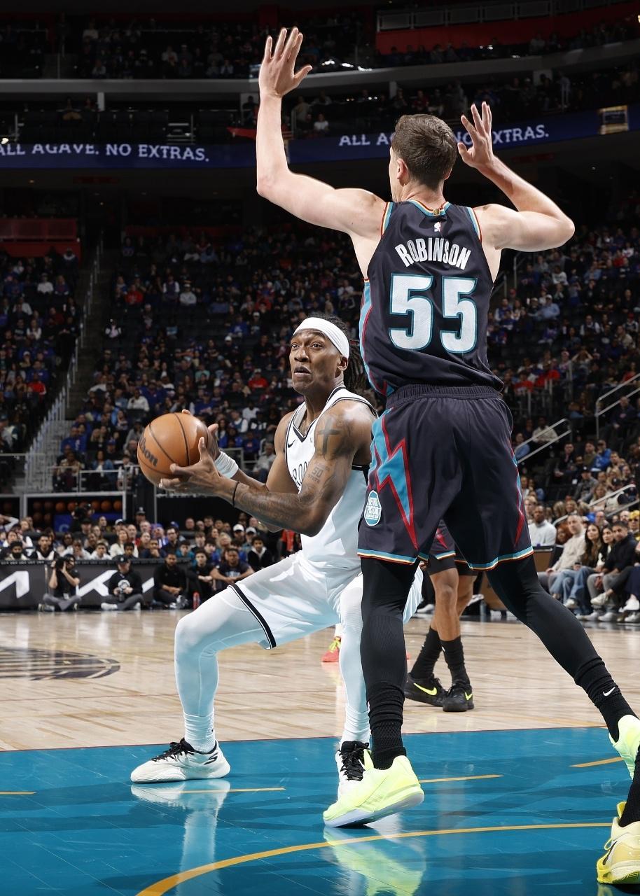 乐鱼电竞-杰伦35+10+7！老鹰逆转76人豪取6连胜 马克西31分受伤